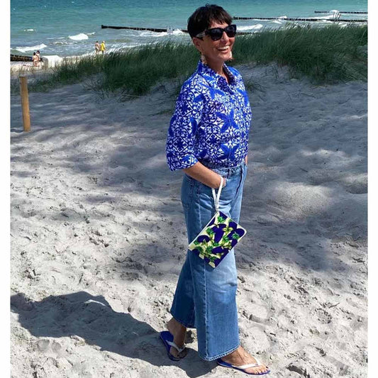 Model wears eggplant themed DOLCE ITALIANA purse on beach